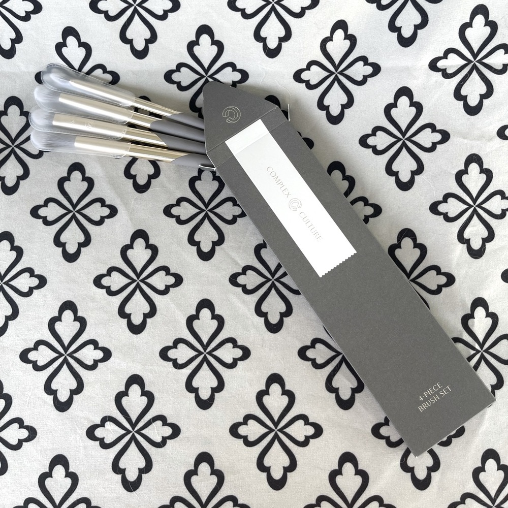 Complex Culture 4 makeup brush set NWOT - Bundle 2 or more items for 20% off.